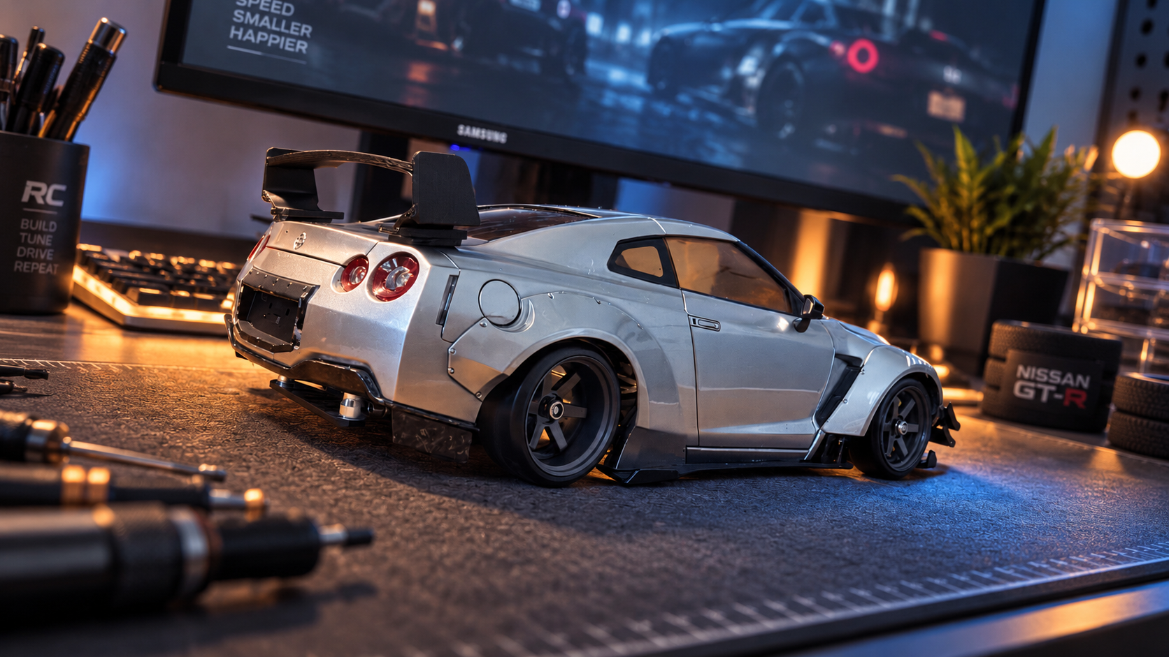Silberner Nissan GT-R RC-Driftwagen von hinten auf dem Werktisch
