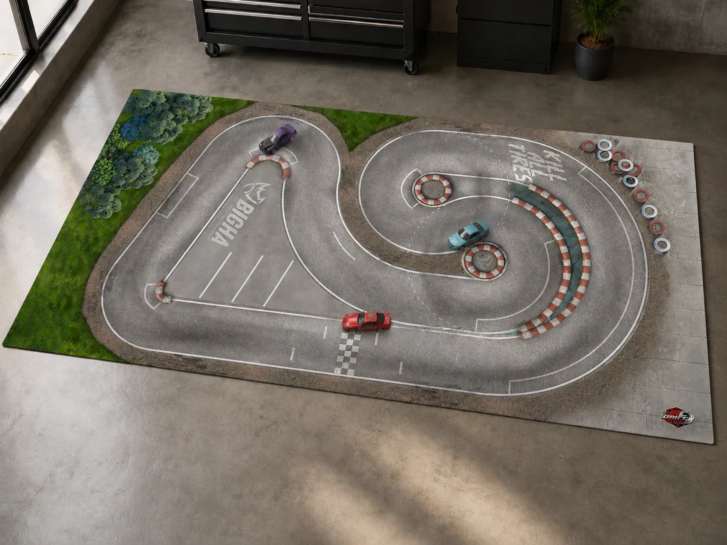 RC Drift Track mit mehreren Fahrzeugen auf der Strecke